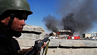 Kabil'de Afgan askeri (arşiv)