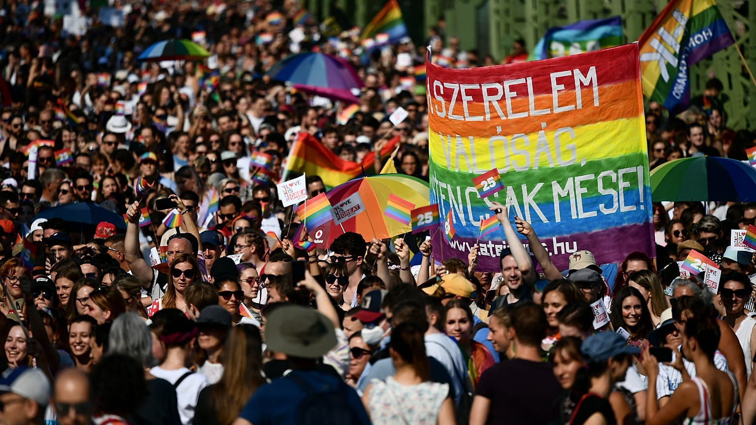 La gente marcha a través del Puente de la Libertad sobre el río Danubio en el centro de Budapest, durante el desfile del Orgullo en Budapest, Hungría, el 24 de julio de 2021.