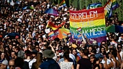 La gente marcha a través del Puente de la Libertad sobre el río Danubio en el centro de Budapest, durante el desfile del Orgullo en Budapest, Hungría, el 24 de julio de 2021.