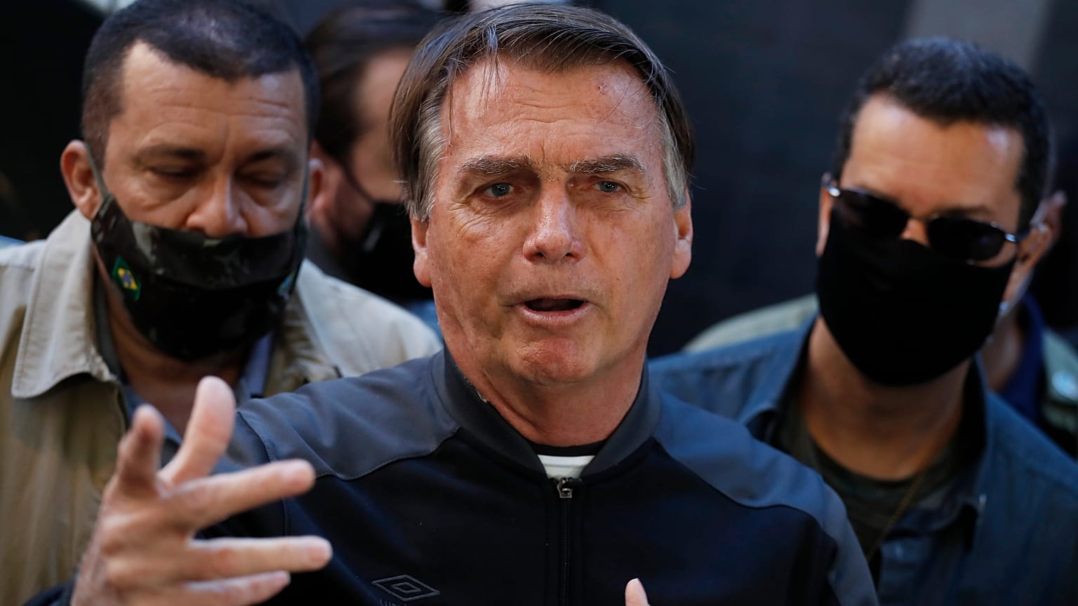 El presidente de Brasil, Jair Bolsonaro, habla con periodistas tras recuperarse de una obstrucción intestinal en Sao Paulo, Brasil, el 18 de julio de 2021.