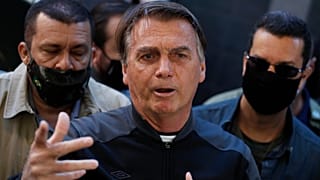 El presidente de Brasil, Jair Bolsonaro, habla con periodistas tras recuperarse de una obstrucción intestinal en Sao Paulo, Brasil, el 18 de julio de 2021.