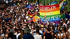 Άνθρωποι παρελαύνουν στη γέφυρα του ποταμού Δούναβη στο κέντρο της Βουδαπέστης κατά τη διάρκεια της παρέλασης υπερηφάνειας των ομοφυλοφίλων στη Βουδαπέστη, 24 Ιουλίου 2021. 