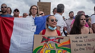 Miles de manifestantes se reúnen en la Plaza Trocadero, cerca de la Torre Eiffel, para asistir a una manifestación en París, Francia, el 24 de julio de 2021.