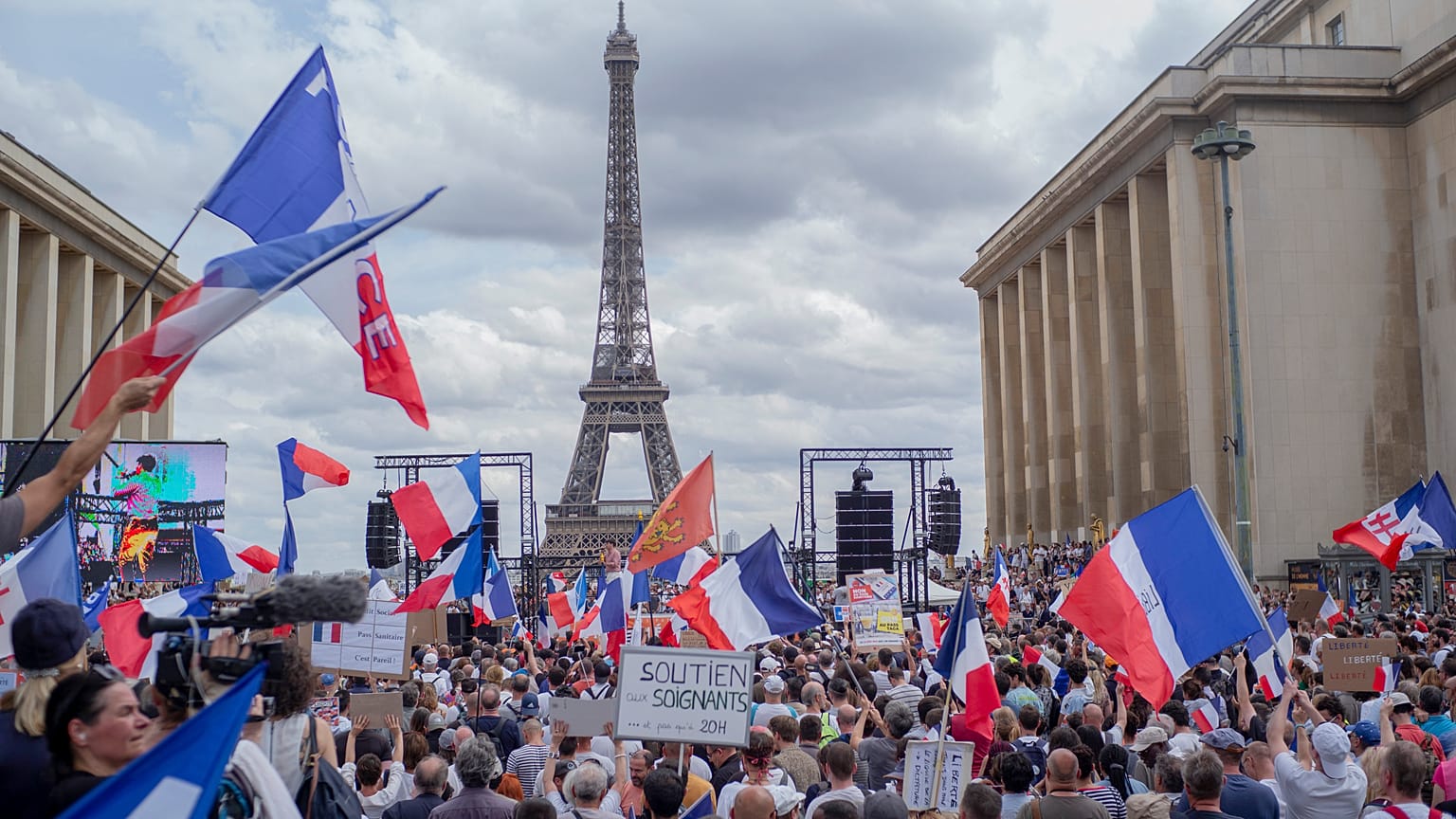 Paris'te aşı kartı protestoları