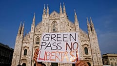 Proteste anti-Green Pass davanti al Duomo di Milano. 