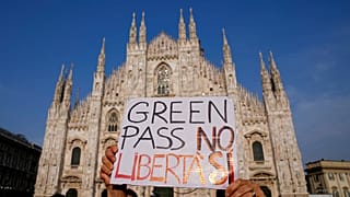 Proteste anti-Green Pass davanti al Duomo di Milano. 