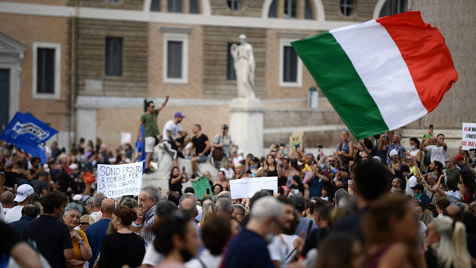 A Rome, ils étaient plusieurs milliers à se mobiliser contre l'obligation du pass sanitaire. 