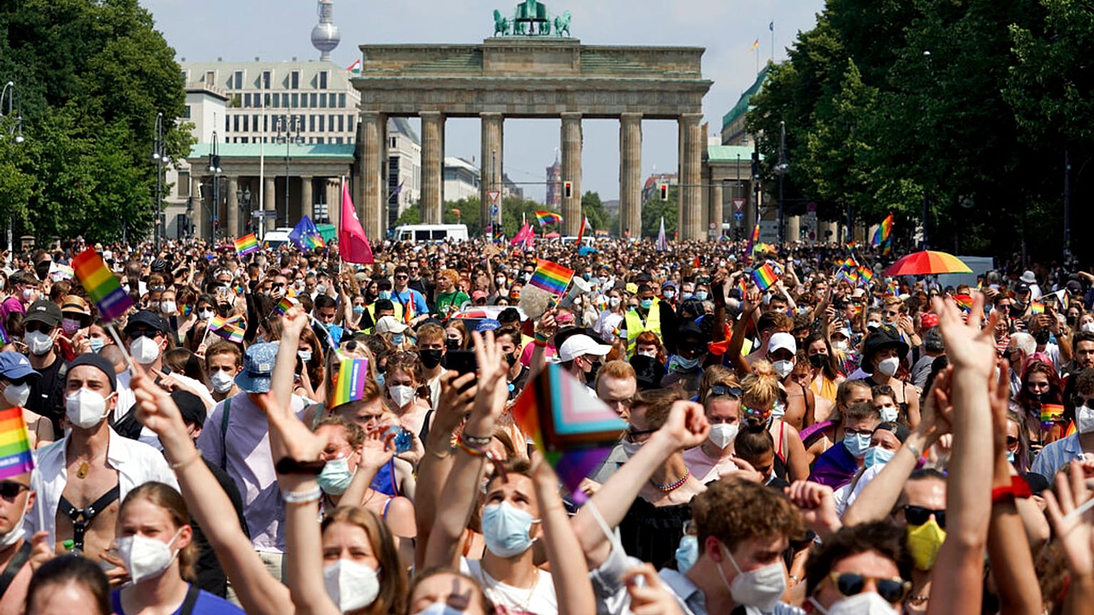 Marea umana davanti alla Porta di Brandeburgo, a Berlino. 