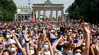 Marea umana davanti alla Porta di Brandeburgo, a Berlino. 