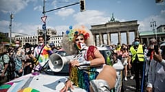 Menschen auf dem Christopher Street Day in Berlin