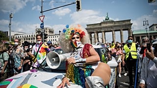Menschen auf dem Christopher Street Day in Berlin