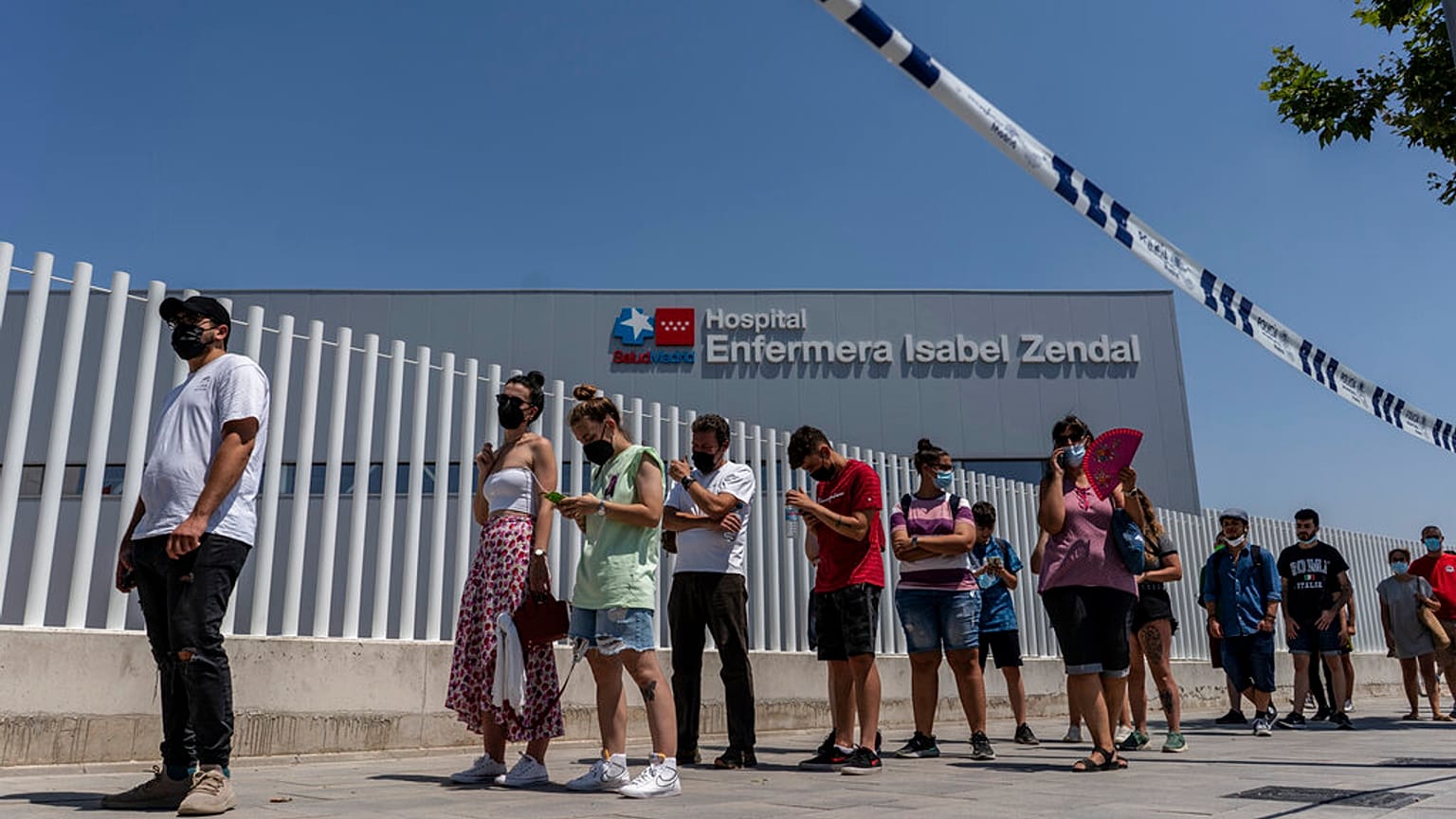 Una coda infinita al centro di vaccinazione dell'ospedale "Isabel Zendal" di Madrid. 