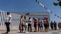 Una coda infinita al centro di vaccinazione dell'ospedale "Isabel Zendal" di Madrid. 