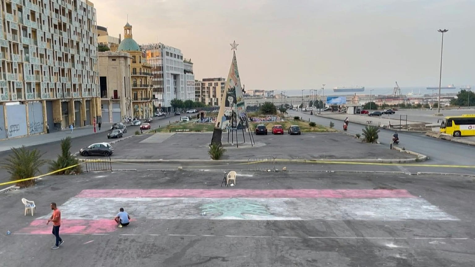 رسم أكبر علم بالطبشور
