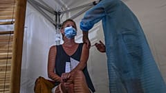 Франция: три тысячи медиков без вакцины и работы