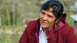 La futura primera dama de Perú, Lilia Paredes, de 48 años, habla durante una entrevista fuera de su casa de adobe, el 22 de julio de 2021.