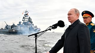 Putin, Rus Donanması Günü dolayısıyla St.Petersburg kentinde düzenlenen deniz geçit törenine katıldı.