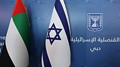 العلمان الوطنيان لدولة الإمارات العربية المتحدة (إلى اليسار) وإسرائيل، جنبًا إلى جنب في القنصلية الإسرائيلية الجديدة في دبي، 30 يونيو 2021