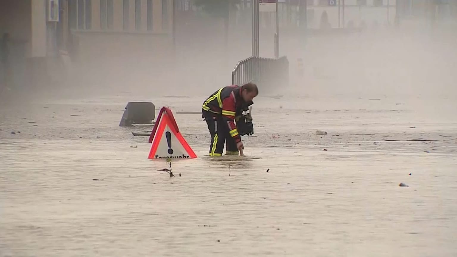 Un operario intenta levantar la tapa de una alcantarilla en Lucerna, Suiza 25/7/2021