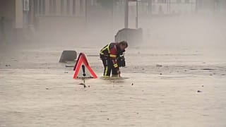 Un operario intenta levantar la tapa de una alcantarilla en Lucerna, Suiza 25/7/2021