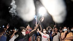 احتفلات في تونس بعد أن أعلن الرئيس التونسي حل البرلمان وحكومة رئيس الوزراء هشام المشيشي
