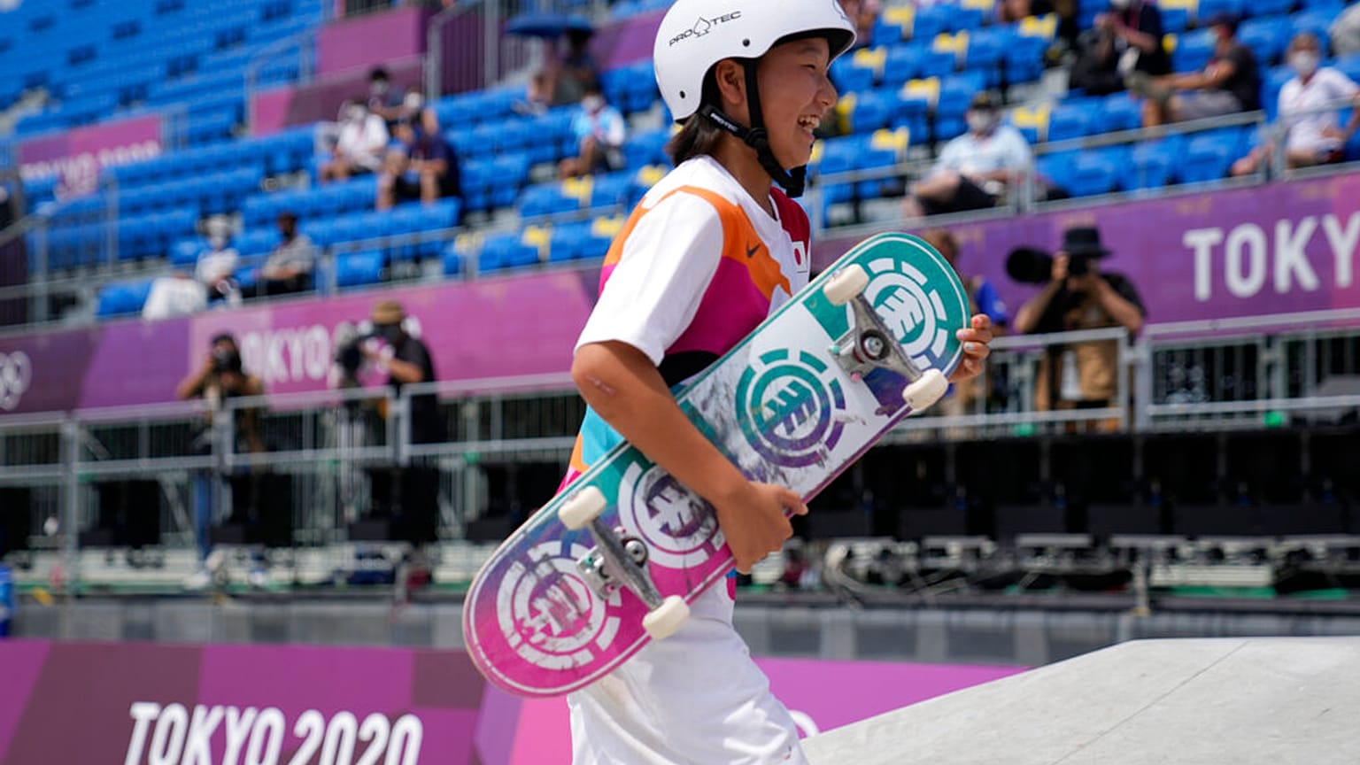 Die 13-jährige Momiji Nishiya hatte nach dem Skateboard-Street Wettbewerb gut lachen