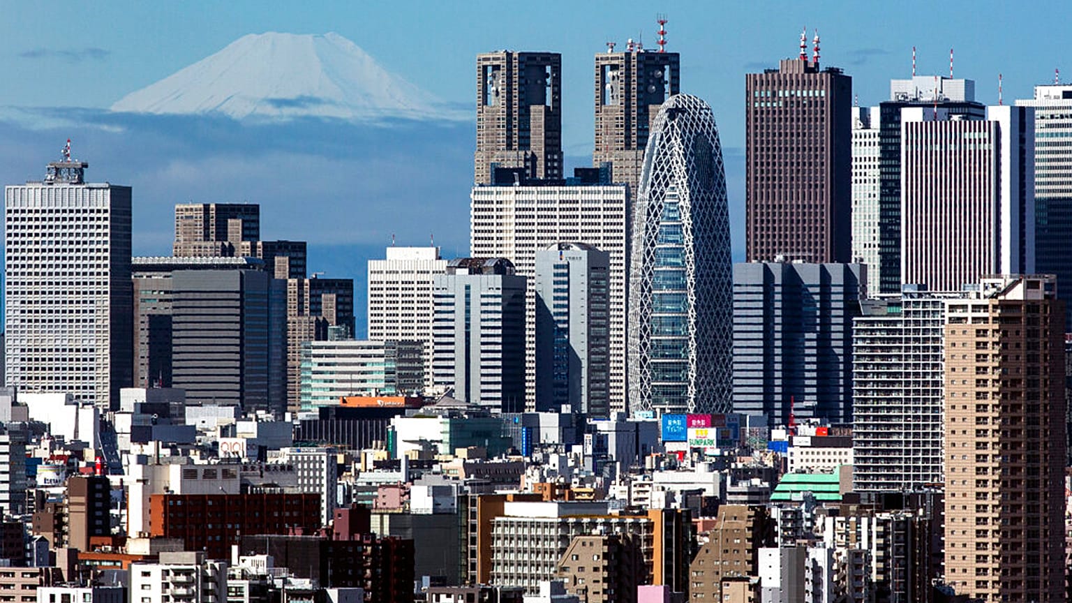 Im Vordergrund Tokio, im Hintergrund der allgegenwärtige Mount Fuji
