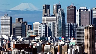 Im Vordergrund Tokio, im Hintergrund der allgegenwärtige Mount Fuji