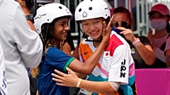 Es kann nur eine Goldmedaille im Skaten geben: Die Zweitplatzierte beglückwünscht die frischgebackene Olympiasiegerin