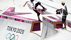 Tony Hawk, que no es competidor, prueba el parque de patinaje de los Juegos Olímpicos 