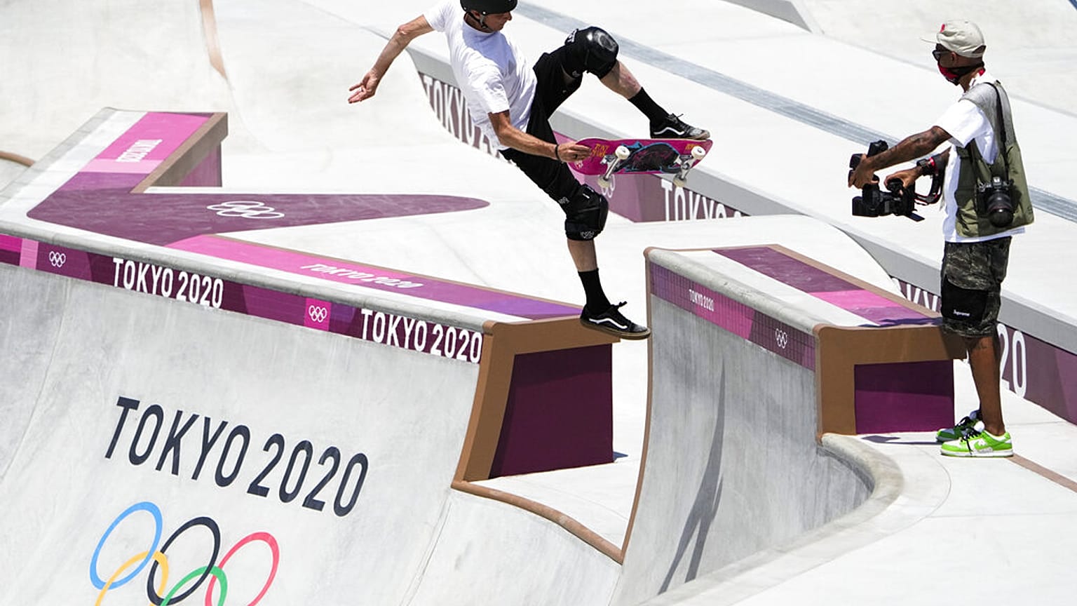 La leggenda dello skate Tony Hawk prova il percorso di Tokyo in un test preliminare