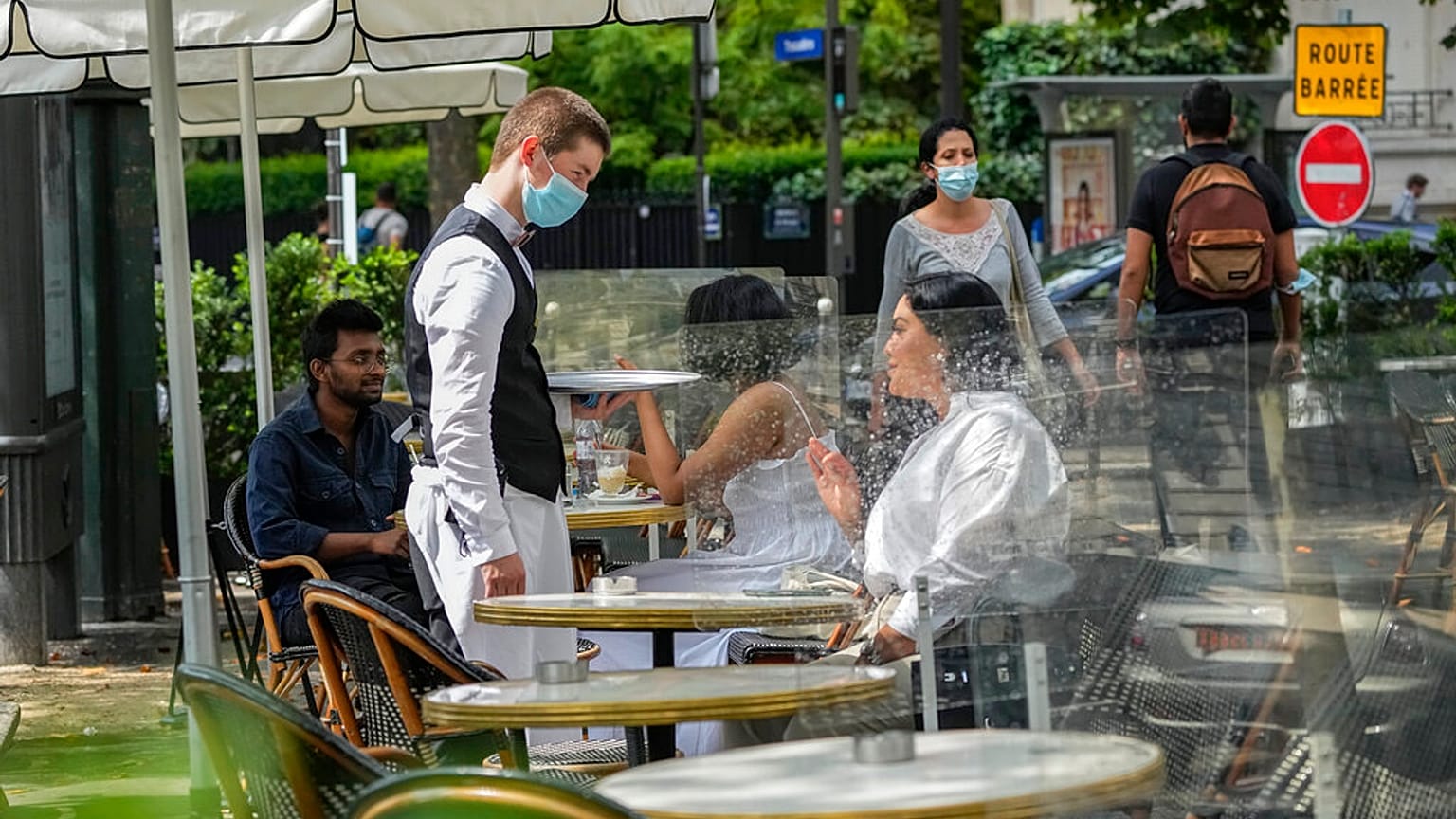 Auf der Terrasse eines Cafés in Paris