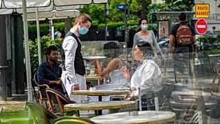 Auf der Terrasse eines Cafés in Paris
