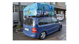 Der PKW mit Übergewicht auf dem Dach in Nidwalden in der Schweiz