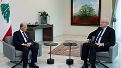 الرئيس اللبناني ميشال عون خلال لقائه رئيس الوزراء اللبناني السابق نجيب ميقاتي في بيروت. 2021/07/26
