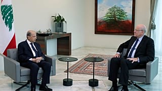 الرئيس اللبناني ميشال عون خلال لقائه رئيس الوزراء اللبناني السابق نجيب ميقاتي في بيروت. 2021/07/26