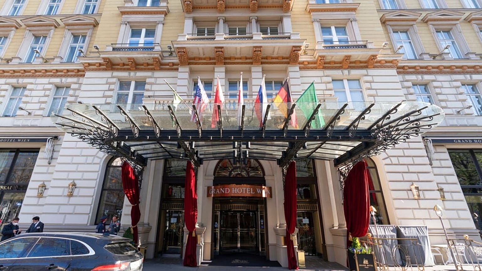 Diplomats meeting in Vienna