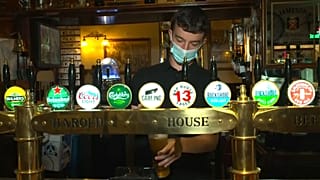 Reabrem pubs na Irlanda depois de um ano e meio encerrados