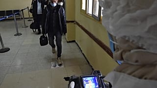 الجزائر تعفي الوافدين من إلزامية الخضوع لحجر صحي رغم ارتفاع الإصابات