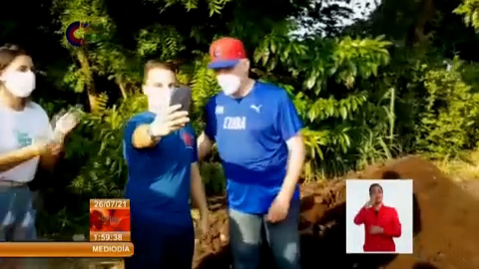 Díaz Canel con un joven admirador 