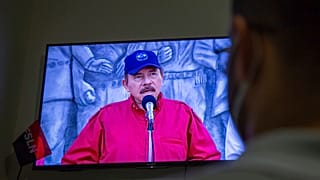 Un ciudadano sigue por televisión un discurso del presidente de Nicaragua, Daniel Ortega.