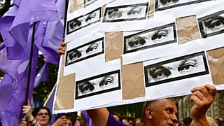 Des membres du parti d'opposition Momentum manifestent contre la surveillance des journalistes et des avocats par le gouvernement, révélée par l'Affaire Pegasus