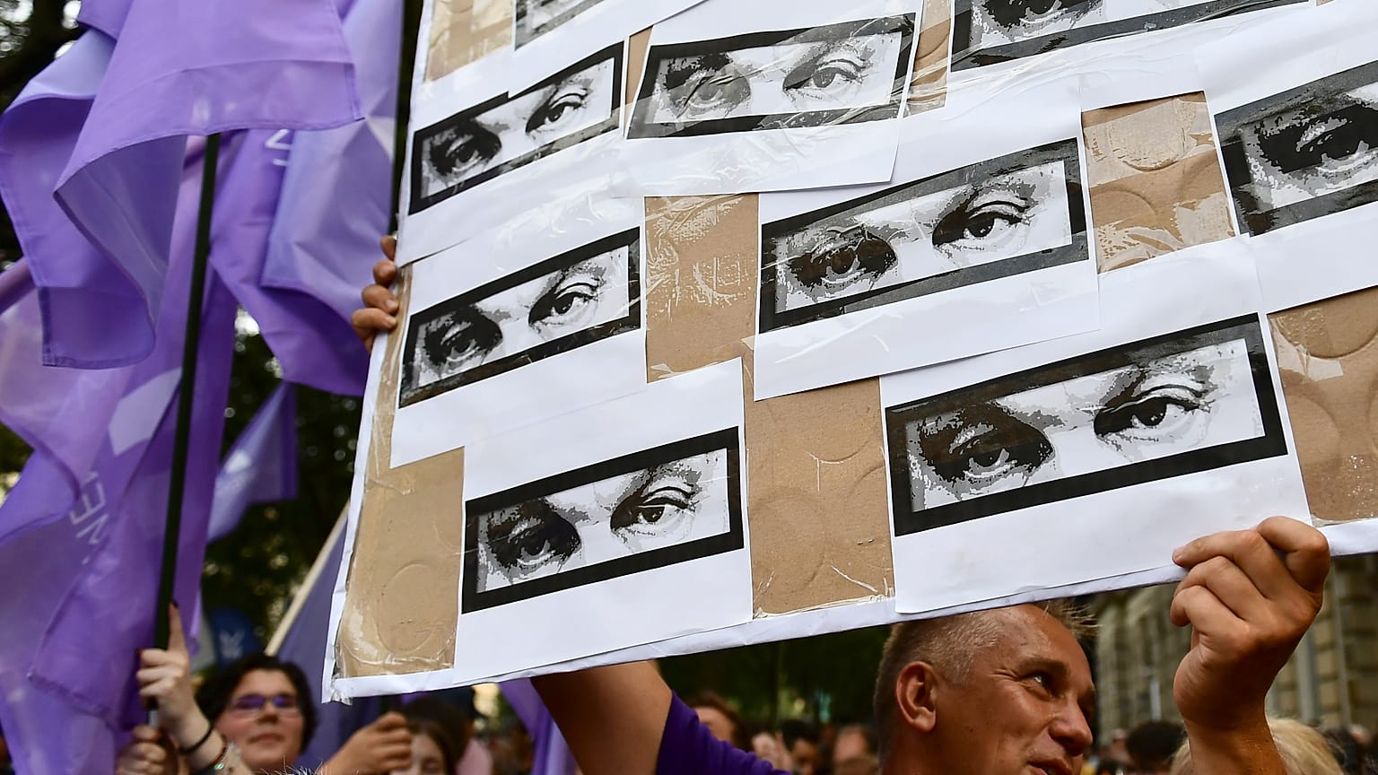 "Orban is watching you": Protest gegen Ausspähung in Budapest