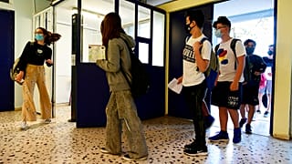Μαθητές προσέρχονται σε σχολείο της Αθήνας - φώτο αρχείου
