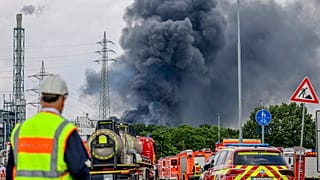 Fumo nero che si sprigiona dall'inceneritore di Leverkusen. 