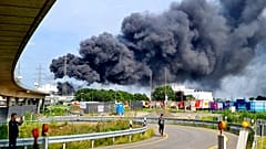 Riesige Rauchwolke über dem Explosionsort in Leverkusen. Anwohnende sind aufgefordert, Fenster und Türen geschlossen zu halten
