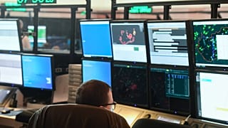 Légiforgalmi irányítók dolgoznak a HungaroControl felújított irányítótermében Budapesten 2021. április 28-án