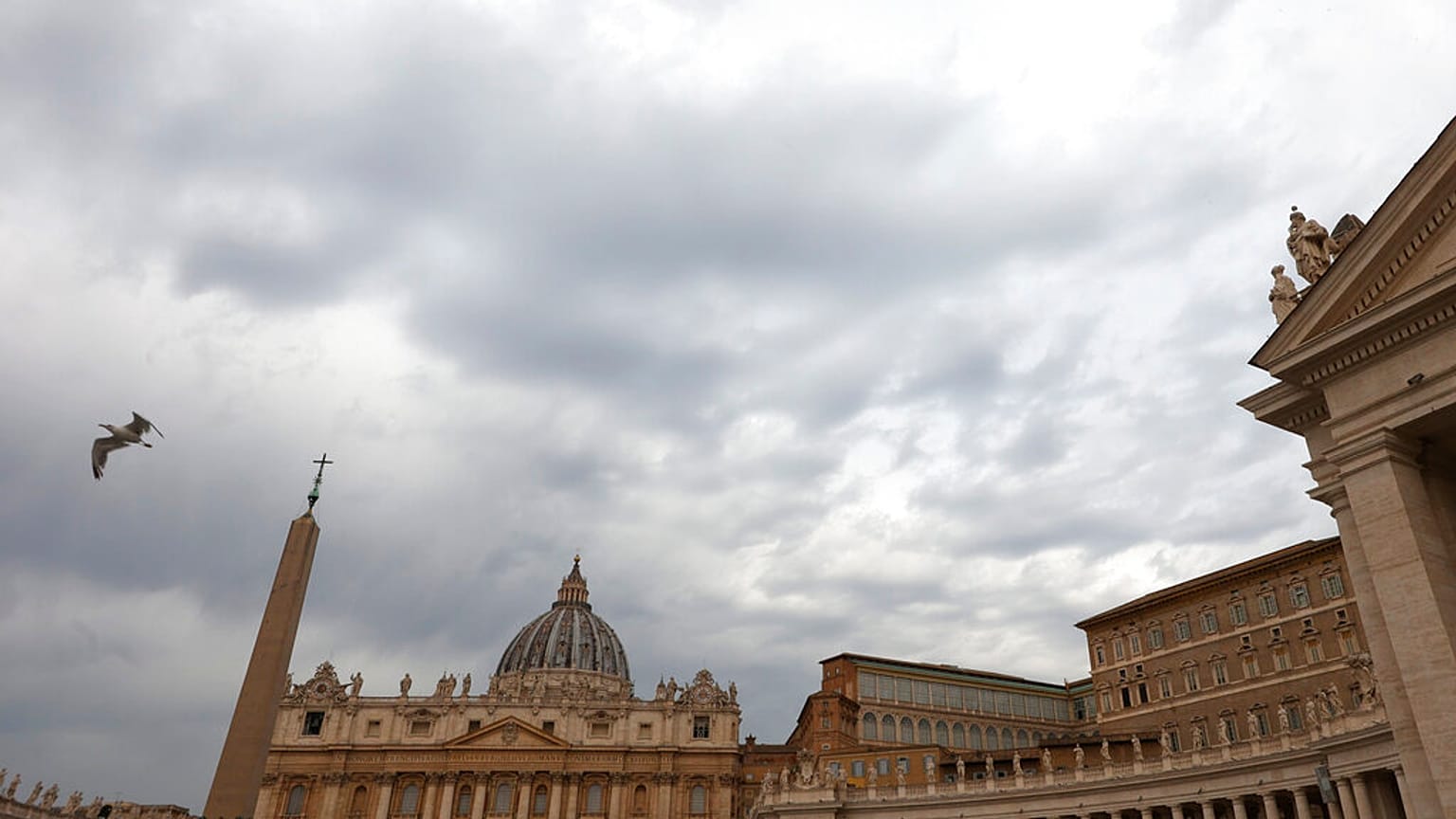 Comienza el juicio por corrupción en el Vaticano con el cardenal Becciu en el banquillo