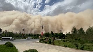 Chine : la ville de Dunhuang avalée par une impressionnante tempête de sable 