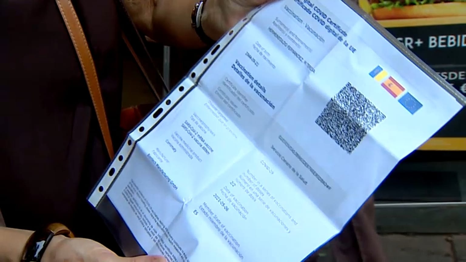 Una clienta muestra su certificado COVID-19 para entrar en un restaurante de San Cristobal de la Laguna (Tenerife) (captura de pantalla)